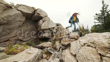 年轻女子穿着皮革登山靴徒步上山。 徒步<strong>行走的</strong>徒步旅行者女孩